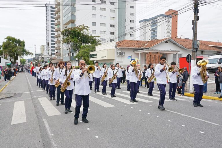 Desfile cívico Piçarras 2026