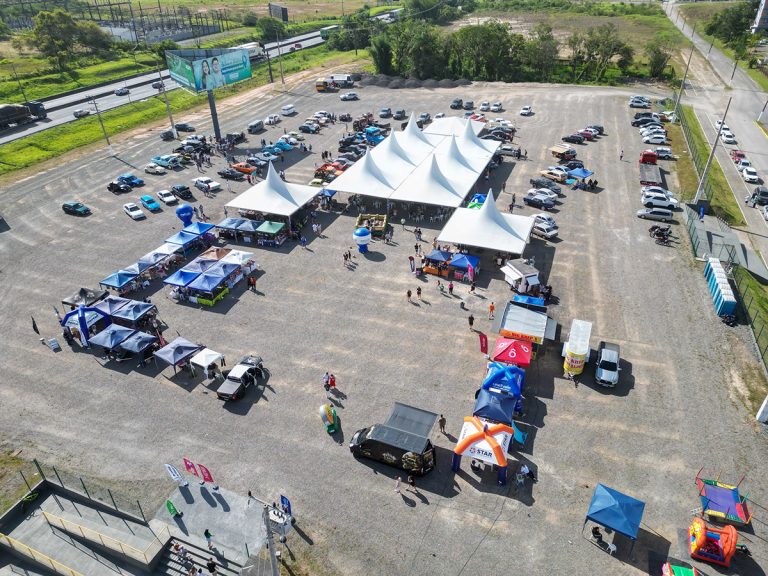 Feira de artesanato e encontro de carros antigos